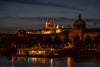 Crucero nocturno con una copa de Prosecco.