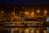 Crucero nocturno con una copa de Prosecco.