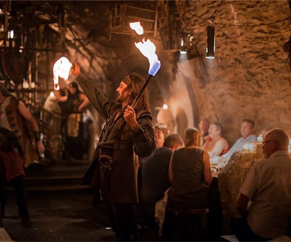 Cena y espectáculo en una taberna medieval