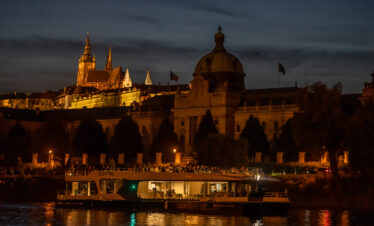 Crucero nocturno con una copa de prosecco 3