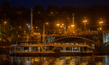 Crucero nocturno con una copa de prosecco 2