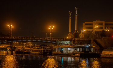 Crucero nocturno con una copa de prosecco