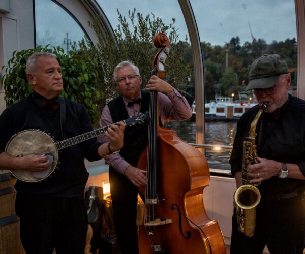 Crucero nocturno con buffer y música en vivo
